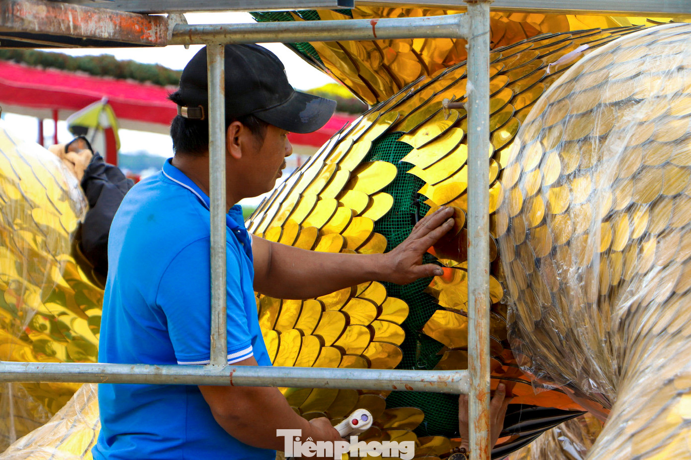 Kíp thợ đang tích cực hoàn thiện vảy rắn, chất liệu chủ yếu tạo nên linh vật rắn là tấm nhôm alu. Kíp thợ đang tích cực hoàn thiện vảy rắn, chất liệu chủ yếu tạo nên linh vật rắn là tấm nhôm alu.