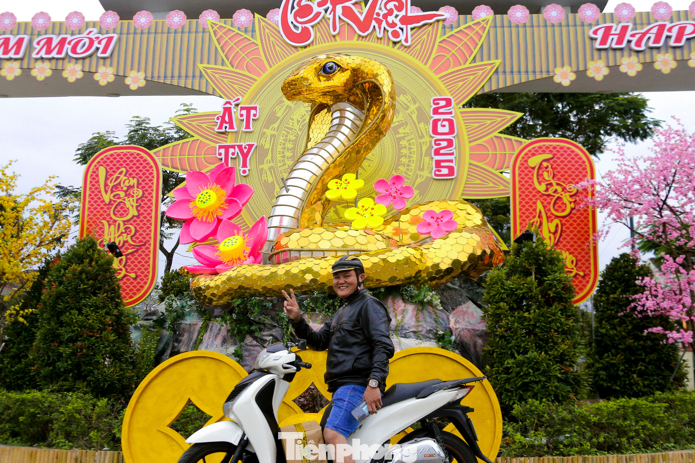 Rất nhiều người đến xem và chụp hình cùng linh vật rắn. Chị Thảo Nguyên (trú huyện Hòa Vang) cho biết, năm nay linh vật rắn được làm rất đẹp và công phu. Đây có thể trở thành nơi check-in hấp dẫn đối với người dân và du khách trong dịp Tết năm nay. Rất nhiều người đến xem và chụp hình cùng linh vật rắn. Chị Thảo Nguyên (trú huyện Hòa Vang) cho biết, năm nay linh vật rắn được làm rất đẹp và công phu. Đây có thể trở thành nơi check-in hấp dẫn đối với người dân và du khách trong dịp Tết năm nay.