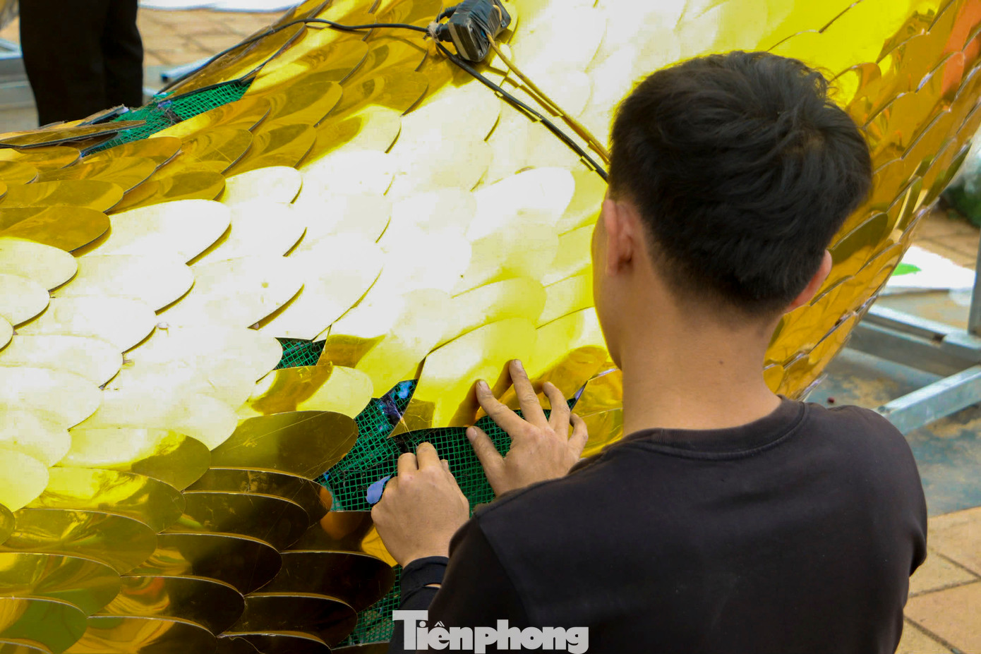 Kíp thợ đang tích cực hoàn thiện vảy rắn, chất liệu chủ yếu tạo nên linh vật rắn là tấm nhôm alu. Kíp thợ đang tích cực hoàn thiện vảy rắn, chất liệu chủ yếu tạo nên linh vật rắn là tấm nhôm alu.