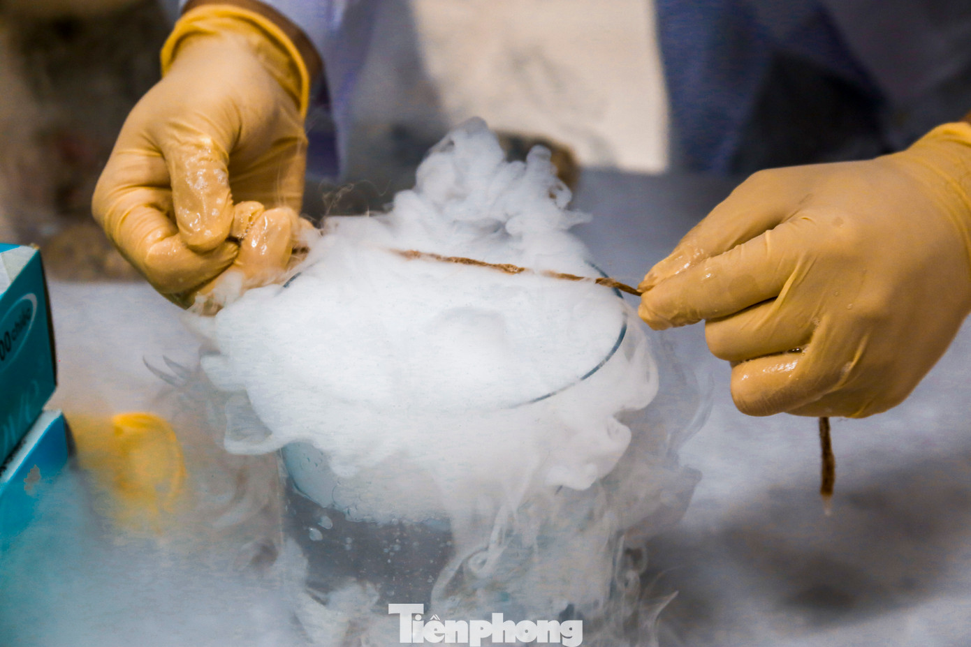 Điểm nhấn đặc biệt của ngày hội là khu vực “Thí nghiệm vui STEM”, nơi mỗi trường mang đến một thí nghiệm khoa học độc đáo để học sinh cùng trải nghiệm. Từ những phản ứng hóa học thú vị đến việc chế tạo mạch điện mini, tên lửa nước hay đèn dung nham, mỗi bàn thí nghiệm đều thu hút sự quan tâm của đông đảo học sinh, giúp các em trực tiếp quan sát và tham gia vào quá trình khám phá khoa học.