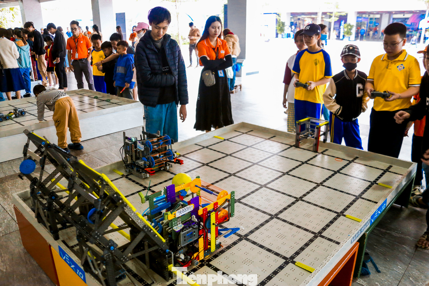 Học sinh được tham gia vào nhiều hoạt động phong phú, kích thích tư duy khoa học và khả năng sáng tạo của mình. Giao lưu "Thí nghiệm vui STEM", "Kỹ sư nhí sáng tạo", "Giải mã STEM", trải nghiệm "Robot và lập trình cơ bản" và tham quan không gian trưng bày sản phẩm STEM.