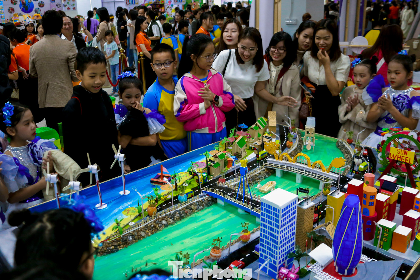 Học sinh được tham gia vào nhiều hoạt động phong phú, kích thích tư duy khoa học và khả năng sáng tạo của mình. Giao lưu "Thí nghiệm vui STEM", "Kỹ sư nhí sáng tạo", "Giải mã STEM", trải nghiệm "Robot và lập trình cơ bản" và tham quan không gian trưng bày sản phẩm STEM.