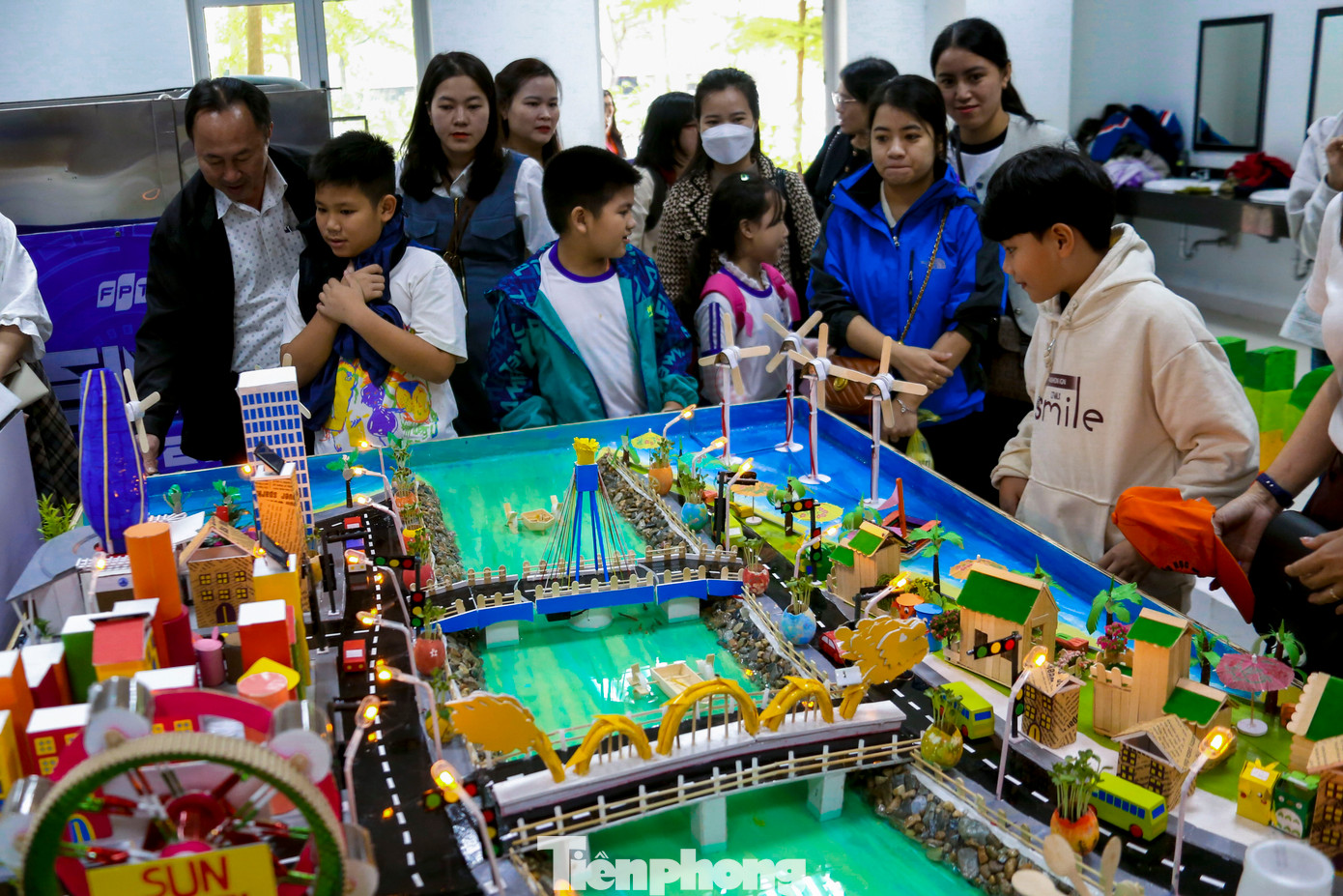 Điểm nhấn đặc biệt của ngày hội là khu vực “Thí nghiệm vui STEM”, nơi mỗi trường mang đến một thí nghiệm khoa học độc đáo để học sinh cùng trải nghiệm. Từ những phản ứng hóa học thú vị đến việc chế tạo mạch điện mini, tên lửa nước hay đèn dung nham, mỗi bàn thí nghiệm đều thu hút sự quan tâm của đông đảo học sinh, giúp các em trực tiếp quan sát và tham gia vào quá trình khám phá khoa học.