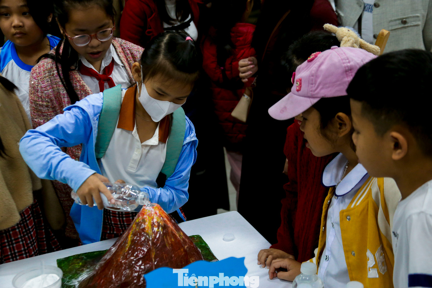 Học sinh thích thú, hào hứng khi được trải nghiệm các hoạt động.