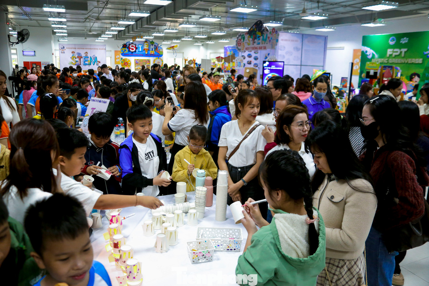 Học sinh thích thú, hào hứng khi được trải nghiệm các hoạt động.