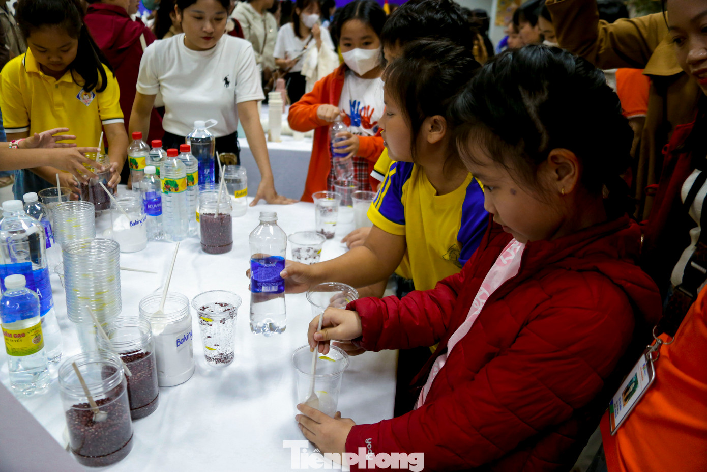Điểm nhấn đặc biệt của ngày hội là khu vực “Thí nghiệm vui STEM”, nơi mỗi trường mang đến một thí nghiệm khoa học độc đáo để học sinh cùng trải nghiệm. Từ những phản ứng hóa học thú vị đến việc chế tạo mạch điện mini, tên lửa nước hay đèn dung nham, mỗi bàn thí nghiệm đều thu hút sự quan tâm của đông đảo học sinh, giúp các em trực tiếp quan sát và tham gia vào quá trình khám phá khoa học.