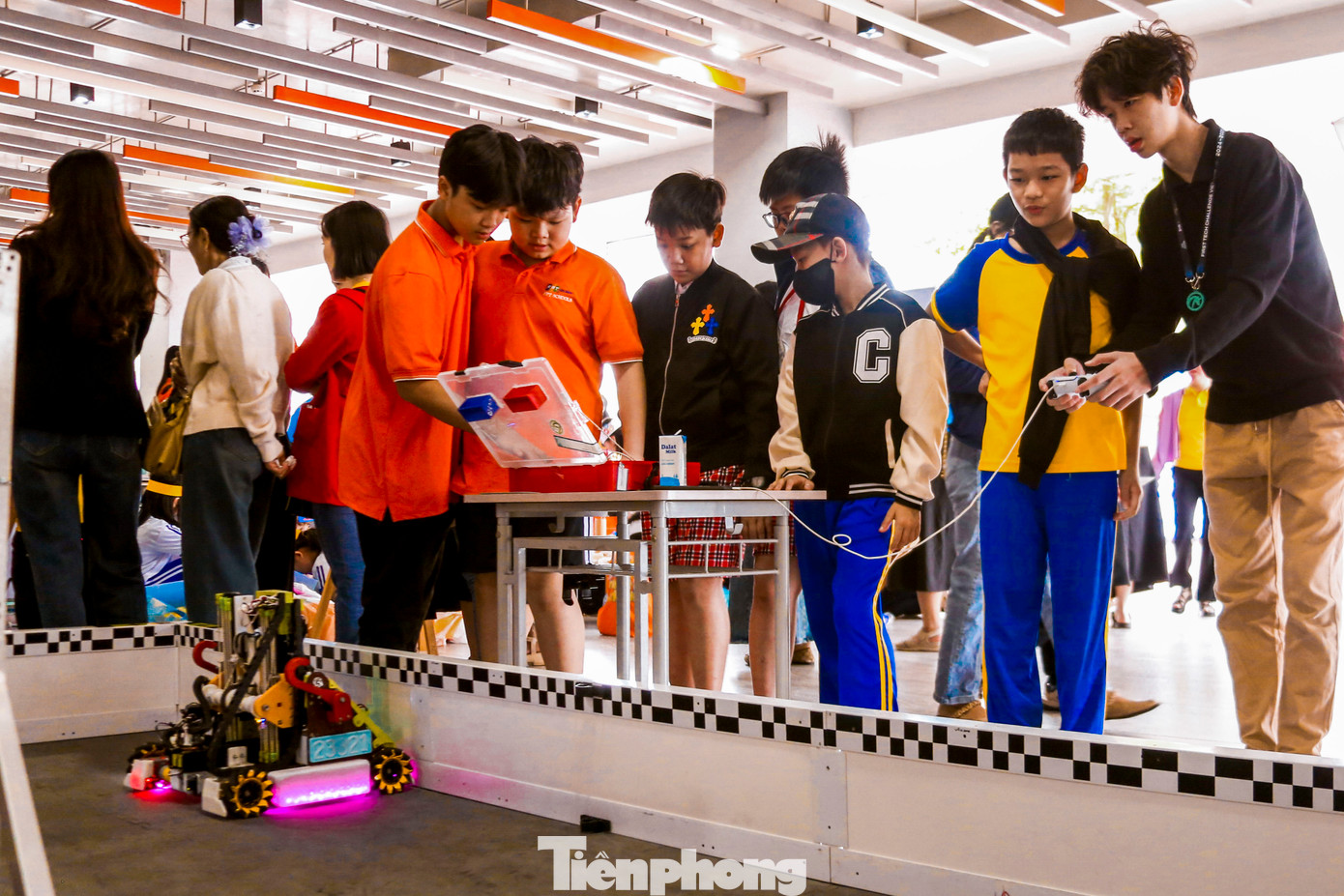 Học sinh được tham gia vào nhiều hoạt động phong phú, kích thích tư duy khoa học và khả năng sáng tạo của mình. Giao lưu "Thí nghiệm vui STEM", "Kỹ sư nhí sáng tạo", "Giải mã STEM", trải nghiệm "Robot và lập trình cơ bản" và tham quan không gian trưng bày sản phẩm STEM.