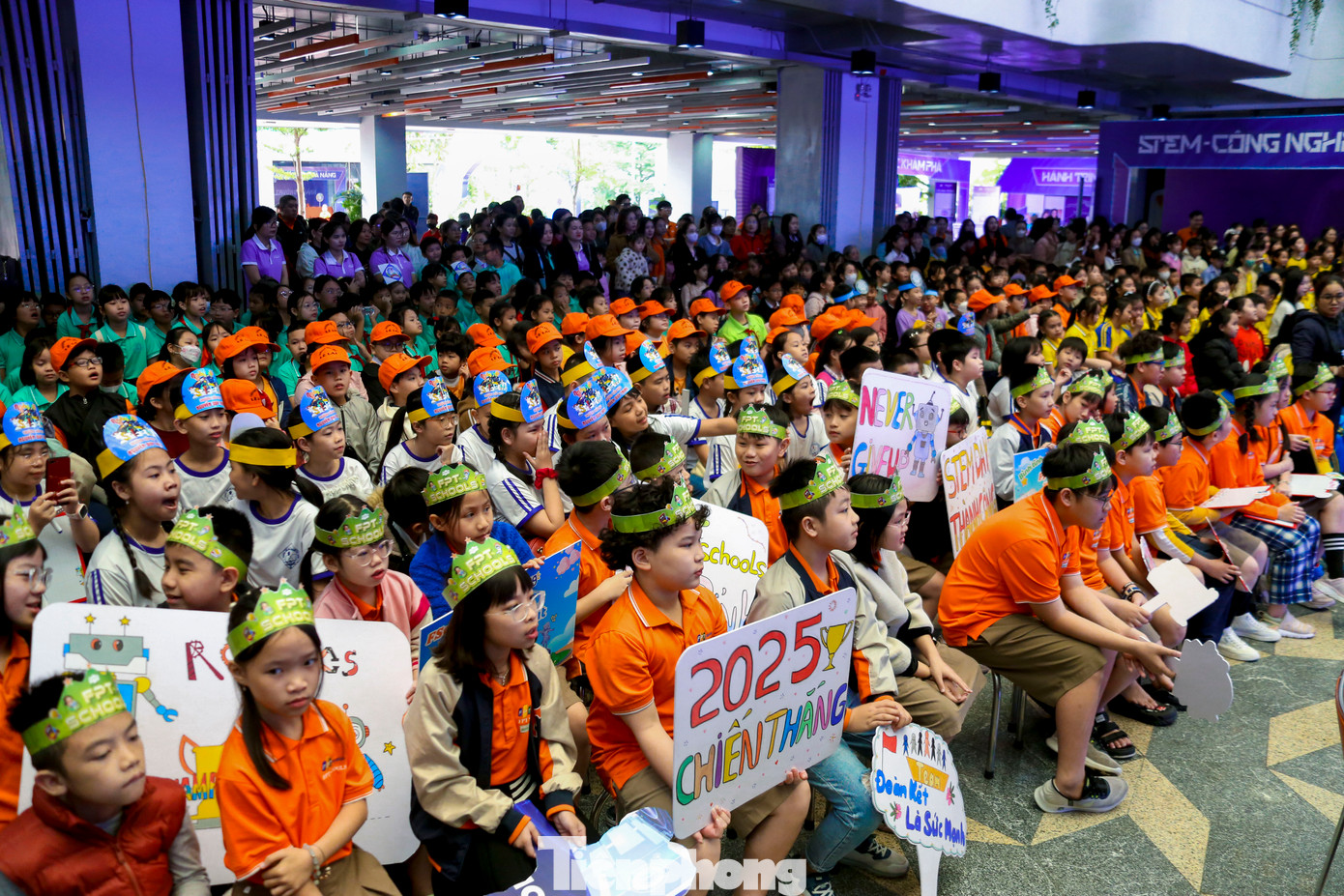 Ngày hội STEM cấp tiểu học là hoạt động thường niên nhằm tạo sân chơi khoa học bổ ích, khơi gợi tinh thần sáng tạo, khám phá và ứng dụng thực tiễn cho học sinh. Với chủ đề "Khoa học vui - Sáng tạo không ngừng", sự kiện mang đến nhiều hoạt động giao lưu STEM đa dạng dành cho học sinh các khối lớp 3, 4, 5.