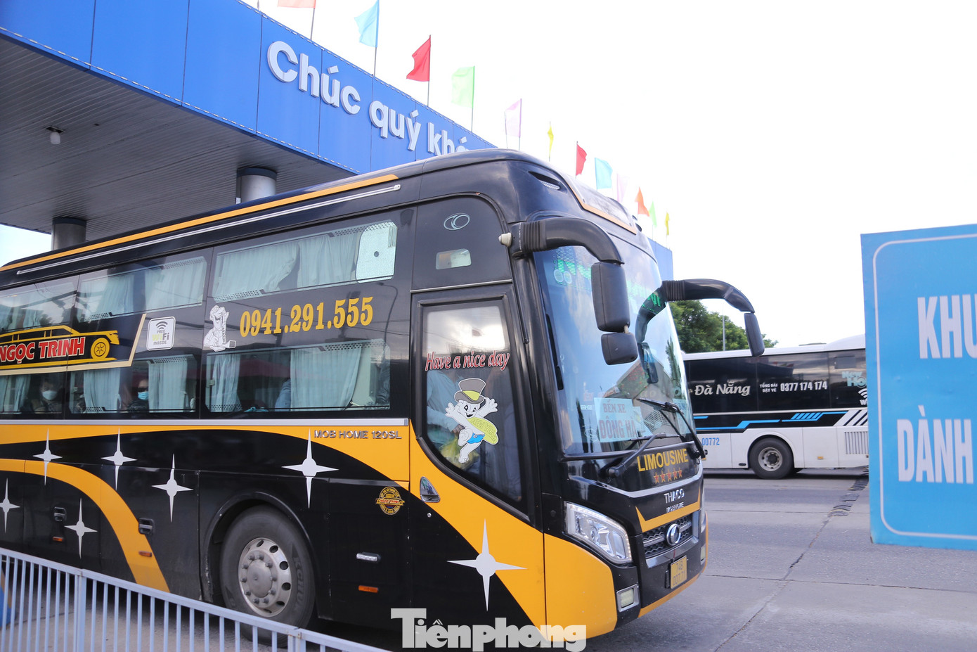 Nhiều chuyến xe liên tục cập bến Đà Nẵng đưa khách trở lại sau kỳ nghỉ.