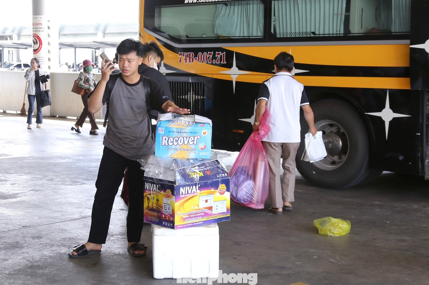 Nhiều sinh viên mang quà từ quê quay lại thành phố để tiếp tục học tập.