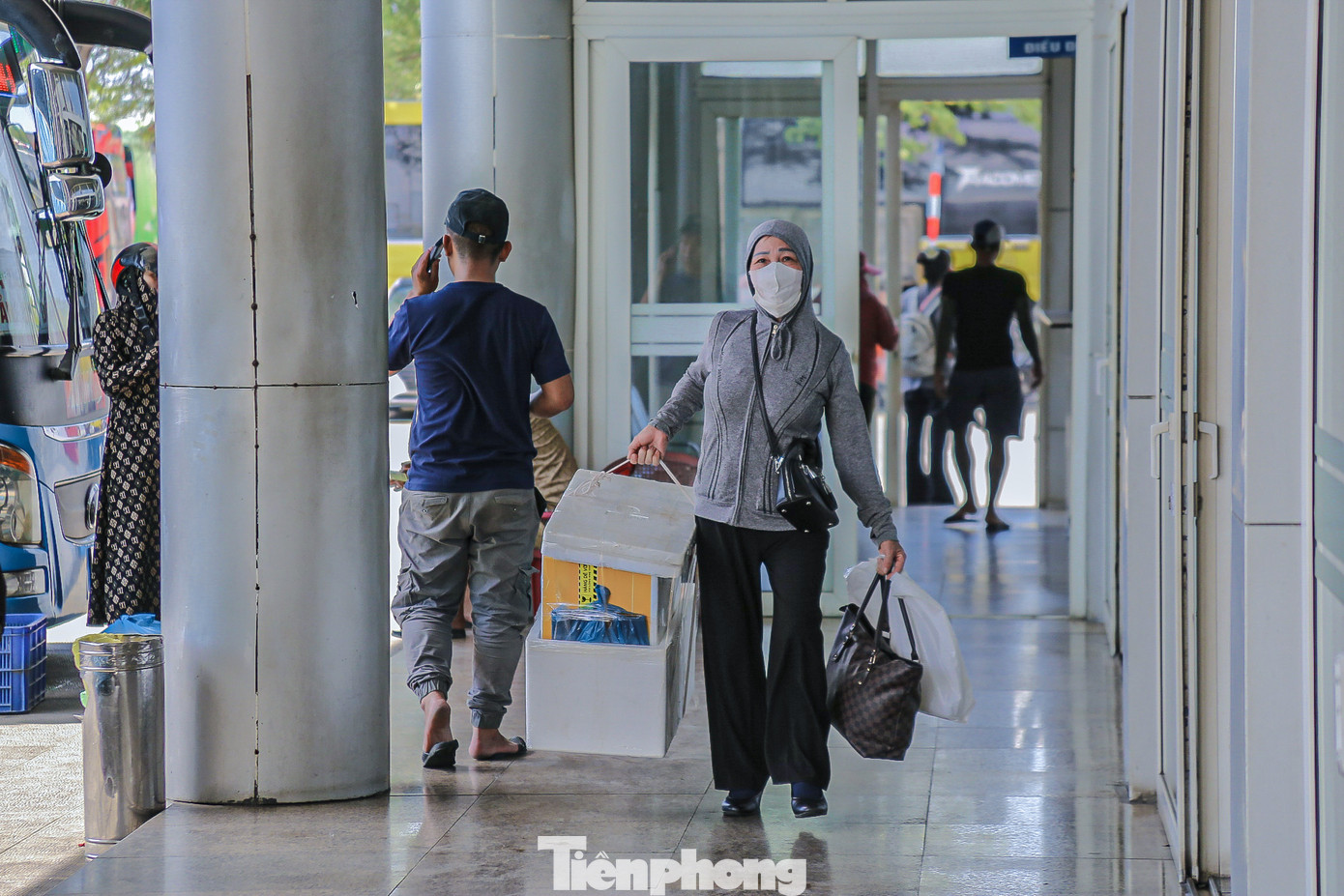 Nhiều người sau kỳ nghỉ lễ khi trở lại thành phố đã "tay xách, nách mang” đồ đạc, quà quê lỉnh kỉnh khi xuống bến xe, ga tàu.