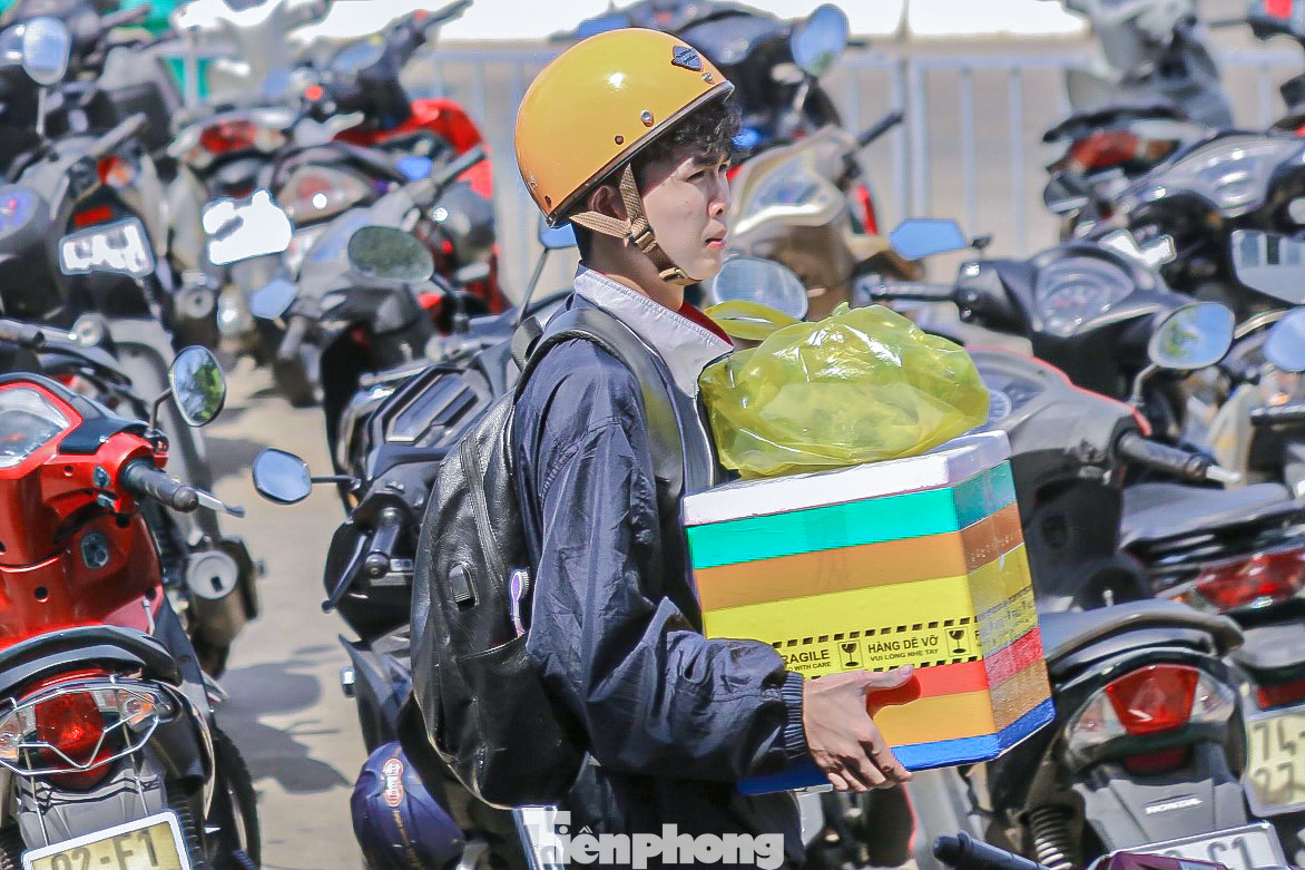 Anh Nguyễn Ngọc Quốc (quê Quảng Bình) cho biết năm nay không có tình trạng cháy vé như các dịp nghỉ lễ trước. Các xe giờ không bắt khách dọc đường nên việc đi lại rất nhanh và thuận lợi”.