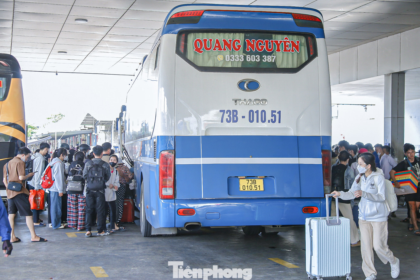 Nhiều người sau kỳ nghỉ lễ khi trở lại thành phố đã "tay xách, nách mang” đồ đạc, quà quê lỉnh kỉnh khi xuống bến xe, ga tàu.