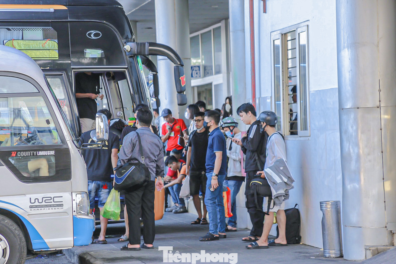 Nhiều chuyến xe liên tục cập bến Đà Nẵng đưa khách trở lại sau kỳ nghỉ.