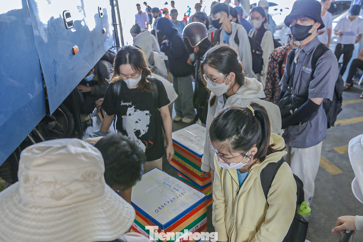 Nhiều sinh viên mang quà từ quê quay lại thành phố để tiếp tục học tập.