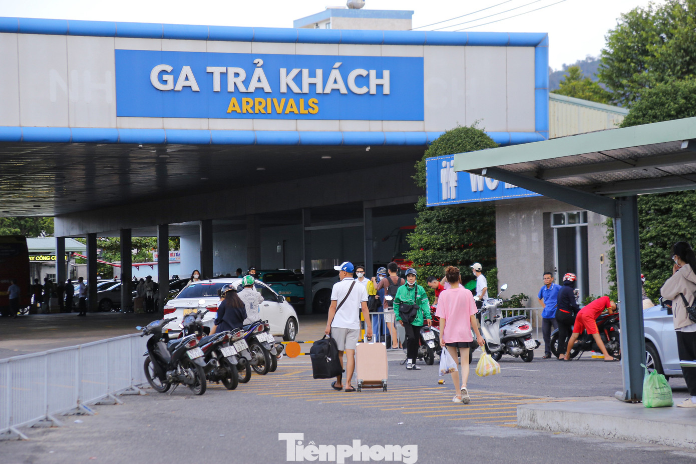 Nhiều chuyến xe liên tục cập bến Đà Nẵng đưa khách trở lại sau kỳ nghỉ.