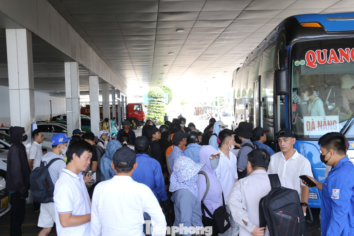 Tại khu vực trả khách Bến xe Đà Nẵng, từ sáng sớm từng đoàn xe đã chở hàng nghìn người từ các tỉnh Quảng Bình, Quảng Trị, Nghệ An, Bình Định, Phú Yên… quay trở lại thành phố làm việc. Mặc dù lượng khách đông hơn ngày thường, không có tình trạng chen lấn, xô đẩy.