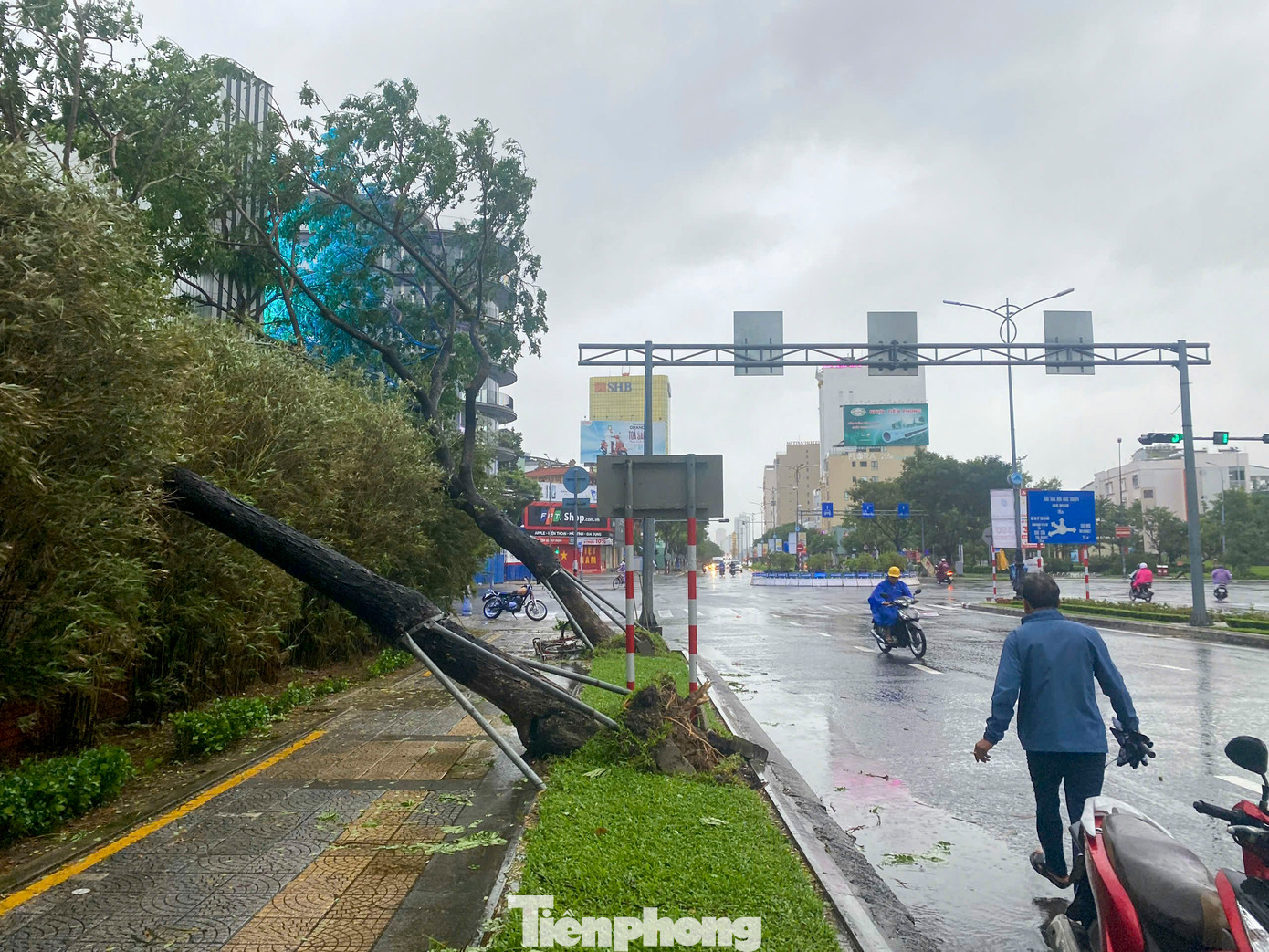Gió dữ dội cũng đang gây khó khăn với các phương tiện di chuyển trên đường, nhiều người đi xe máy lảo đảo, chòng chành, phải cúi người, giữ chặt mũ và di chuyển chậm. Gió dữ dội cũng đang gây khó khăn với các phương tiện di chuyển trên đường, nhiều người đi xe máy lảo đảo, chòng chành, phải cúi người, giữ chặt mũ và di chuyển chậm.