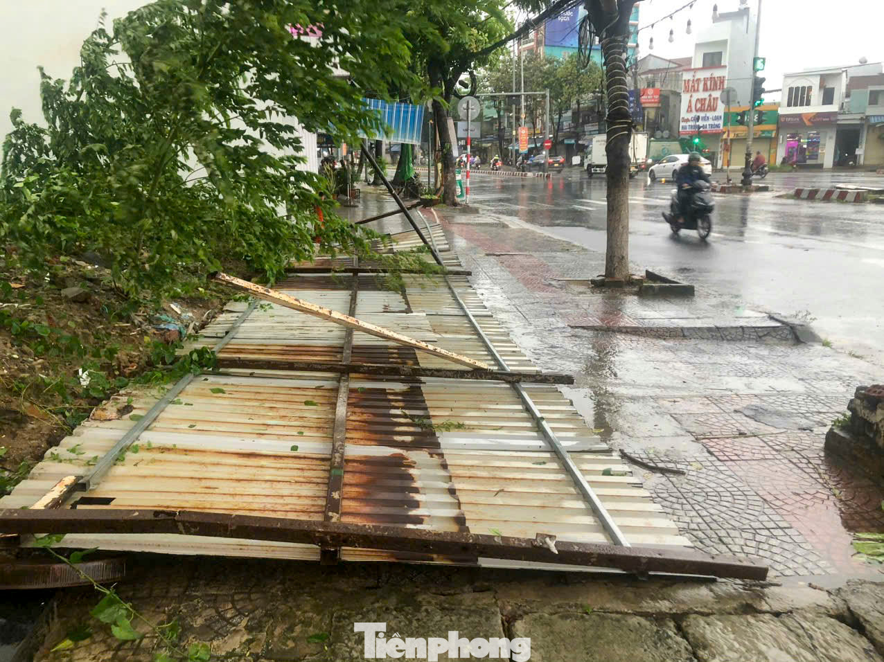 Gió dữ dội cũng đang gây khó khăn với các phương tiện di chuyển trên đường, nhiều người đi xe máy lảo đảo, chòng chành, phải cúi người, giữ chặt mũ và di chuyển chậm. Gió dữ dội cũng đang gây khó khăn với các phương tiện di chuyển trên đường, nhiều người đi xe máy lảo đảo, chòng chành, phải cúi người, giữ chặt mũ và di chuyển chậm.