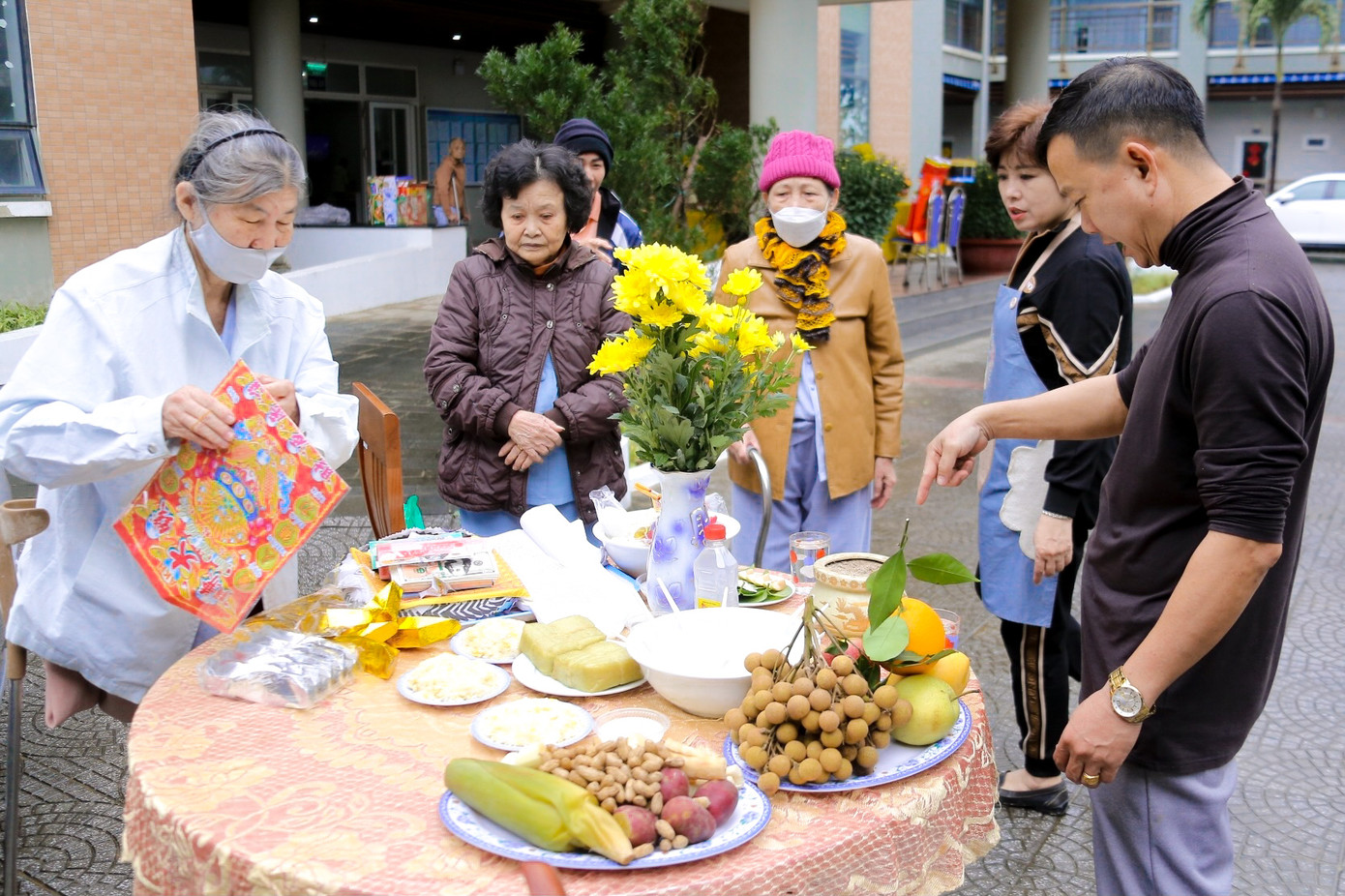 Tiệc tất niên cuối năm đầy ấm cúng, vui vẻ của các cụ tại Trung tâm. Tiệc tất niên cuối năm đầy ấm cúng, vui vẻ của các cụ tại Trung tâm.