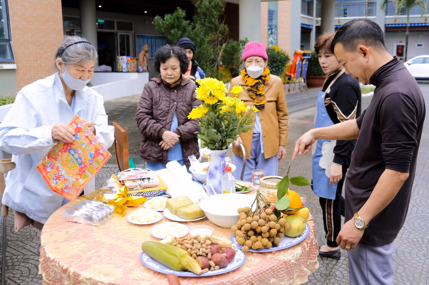 Tiệc tất niên cuối năm đầy ấm cúng, vui vẻ của các cụ tại Trung tâm.