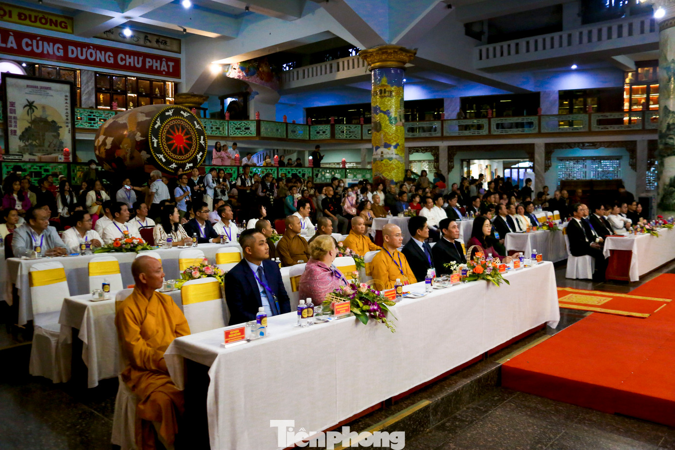 Đông đảo phật tử, người dân và du khách tham dự lễ khai mạc. Đông đảo phật tử, người dân và du khách tham dự lễ khai mạc.