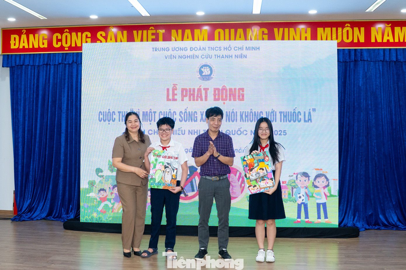 Hàng trăm học sinh hào hứng tham gia, gửi tác phẩm dự thi với chủ đề "Vì một cuộc sống xanh - Nói không với thuốc lá". Hàng trăm học sinh hào hứng tham gia, gửi tác phẩm dự thi với chủ đề "Vì một cuộc sống xanh - Nói không với thuốc lá".