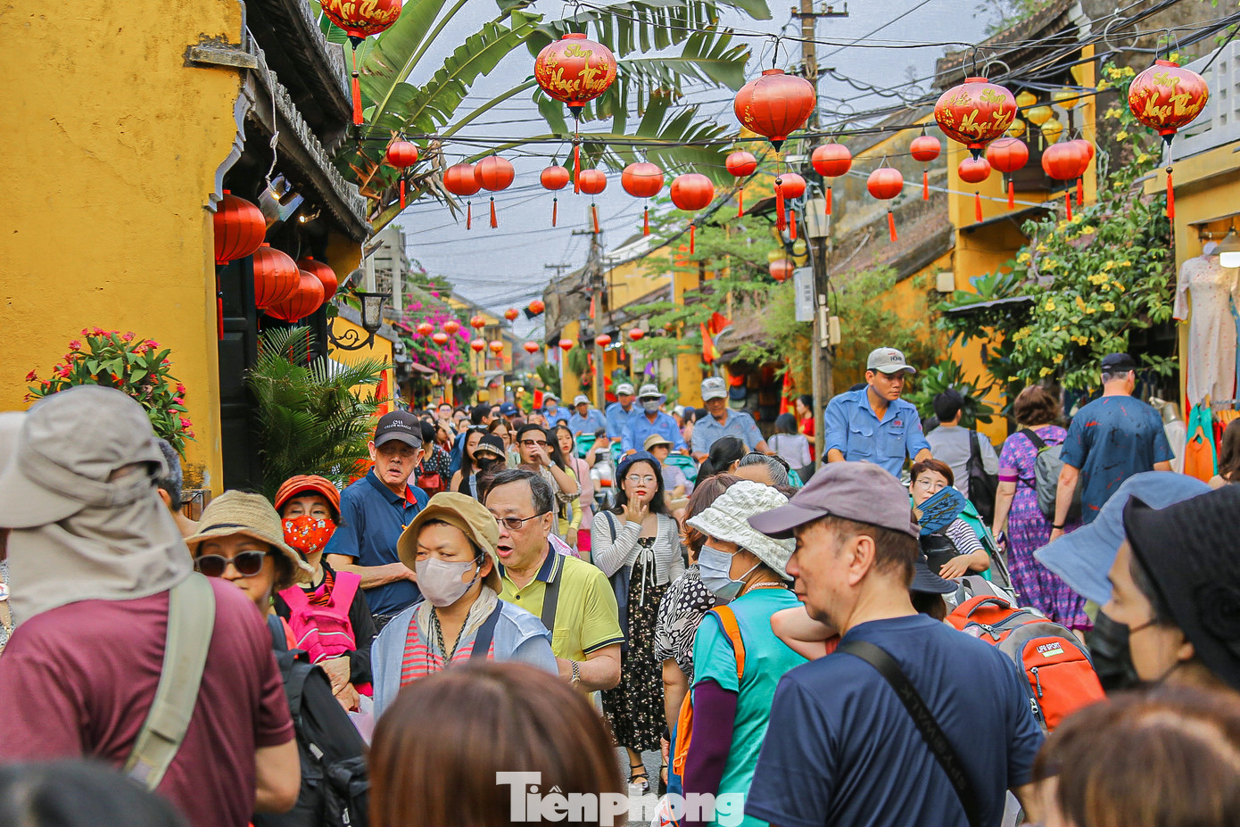 Ghi nhận của phóng viên, trong ngày 18/4 (tức mùng 10/3 âm lịch) hàng nghìn người đổ xô về Hội An để cùng vui chơi, thưởng thức ẩm thực đường phố trong phố cổ. Ghi nhận của phóng viên, trong ngày 18/4 (tức mùng 10/3 âm lịch) hàng nghìn người đổ xô về Hội An để cùng vui chơi, thưởng thức ẩm thực đường phố trong phố cổ.