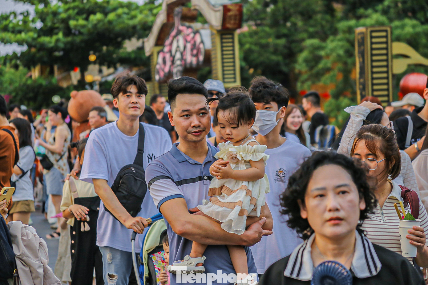 Nhiều em nhỏ hứng thú khi được bố mẹ dẫn đi chơi trong ngày lễ. Nhiều em nhỏ hứng thú khi được bố mẹ dẫn đi chơi trong ngày lễ.