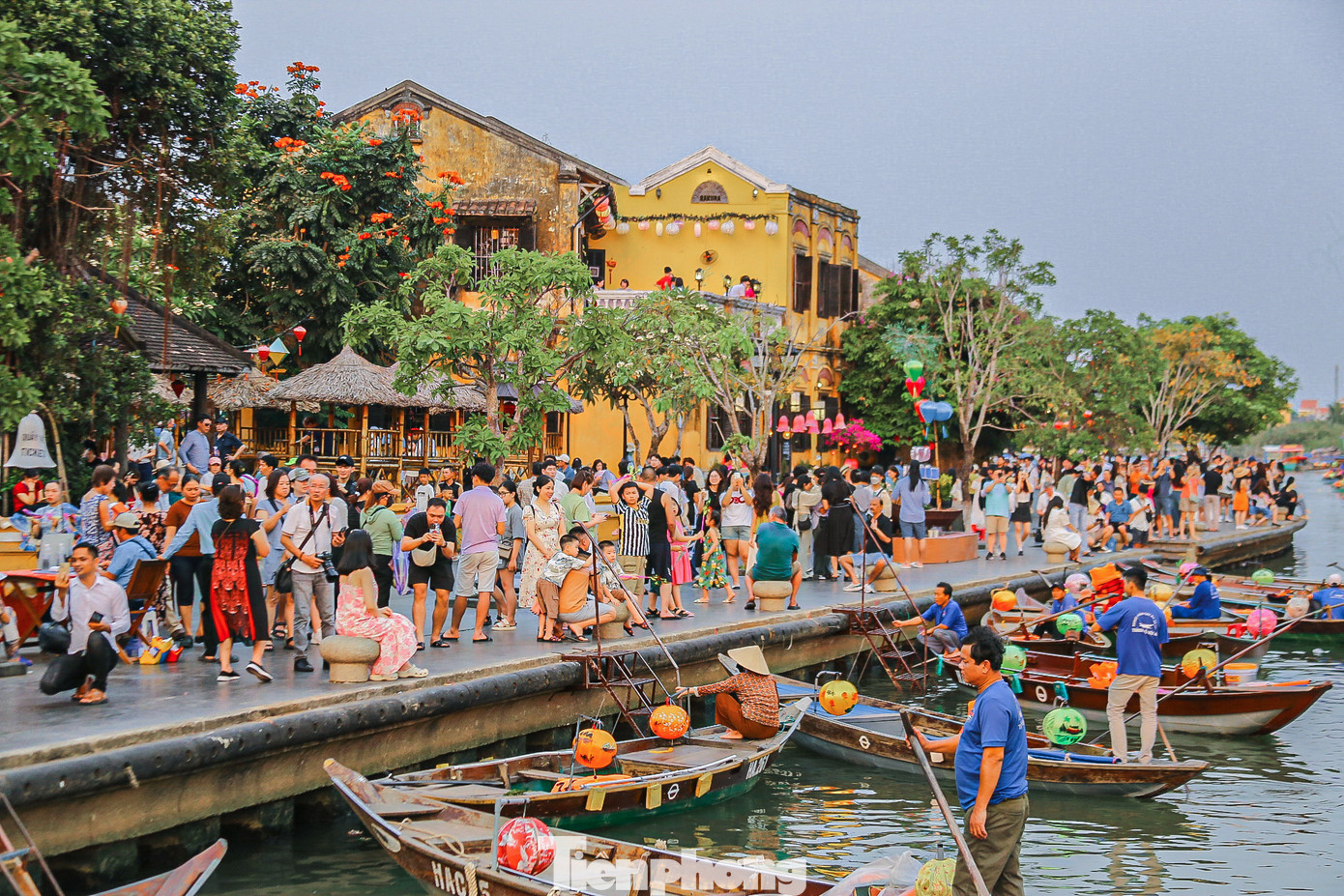 Du khách quá đông khiến nhiều bạn trẻ không thể chọn cho mình những điểm lý tưởng để chụp hình. Du khách quá đông khiến nhiều bạn trẻ không thể chọn cho mình những điểm lý tưởng để chụp hình.