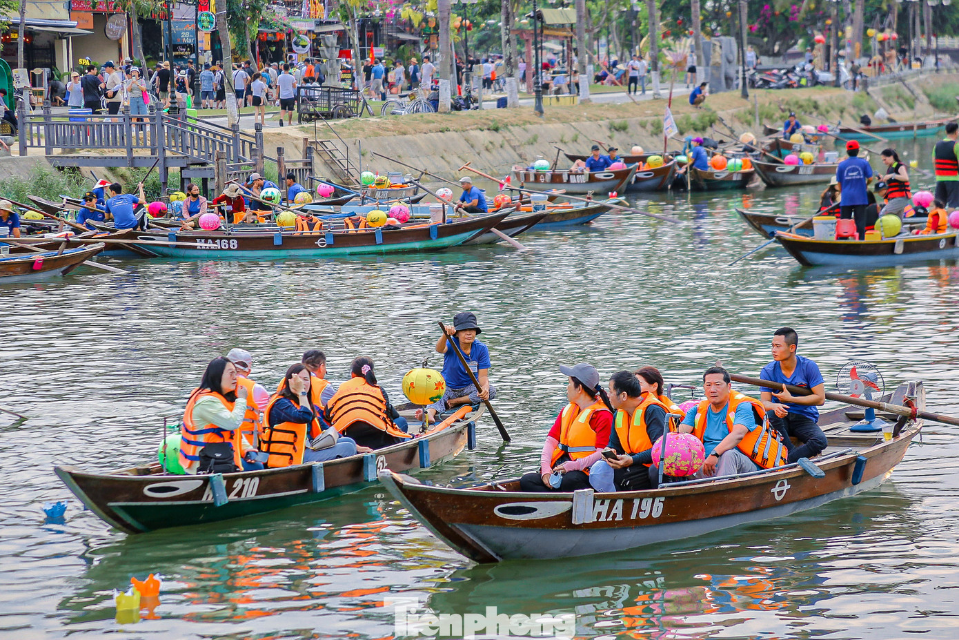 Thời tiết trong ngày nghỉ lễ khá mát mẻ, dễ chịu. Trên sông Hoài, nhiều du khách chọn đi thuyền để ngắm phố cổ. Thời tiết trong ngày nghỉ lễ khá mát mẻ, dễ chịu. Trên sông Hoài, nhiều du khách chọn đi thuyền để ngắm phố cổ.