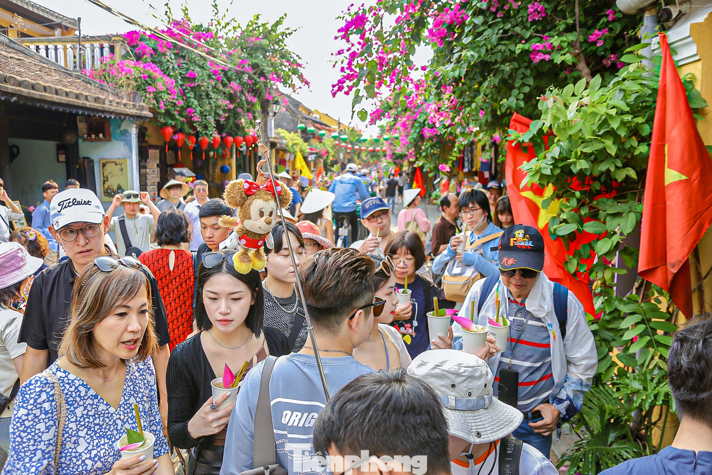 Ghi nhận của phóng viên, trong ngày 18/4 (tức mùng 10/3 âm lịch) hàng nghìn người đổ xô về Hội An để cùng vui chơi, thưởng thức ẩm thực đường phố trong phố cổ. Ghi nhận của phóng viên, trong ngày 18/4 (tức mùng 10/3 âm lịch) hàng nghìn người đổ xô về Hội An để cùng vui chơi, thưởng thức ẩm thực đường phố trong phố cổ.