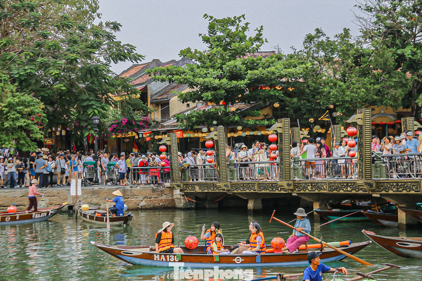 Thời tiết trong ngày nghỉ lễ khá mát mẻ, dễ chịu. Trên sông Hoài, nhiều du khách chọn đi thuyền để ngắm phố cổ. Thời tiết trong ngày nghỉ lễ khá mát mẻ, dễ chịu. Trên sông Hoài, nhiều du khách chọn đi thuyền để ngắm phố cổ.