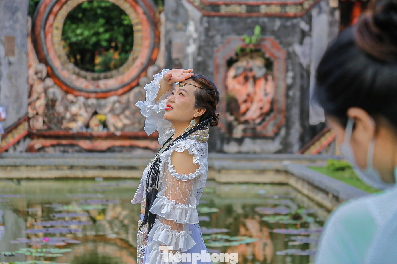 Các bạn trẻ tranh thủ lưu lại những kỉ niệm đẹp khi đến Hội An. Các bạn trẻ tranh thủ lưu lại những kỉ niệm đẹp khi đến Hội An.