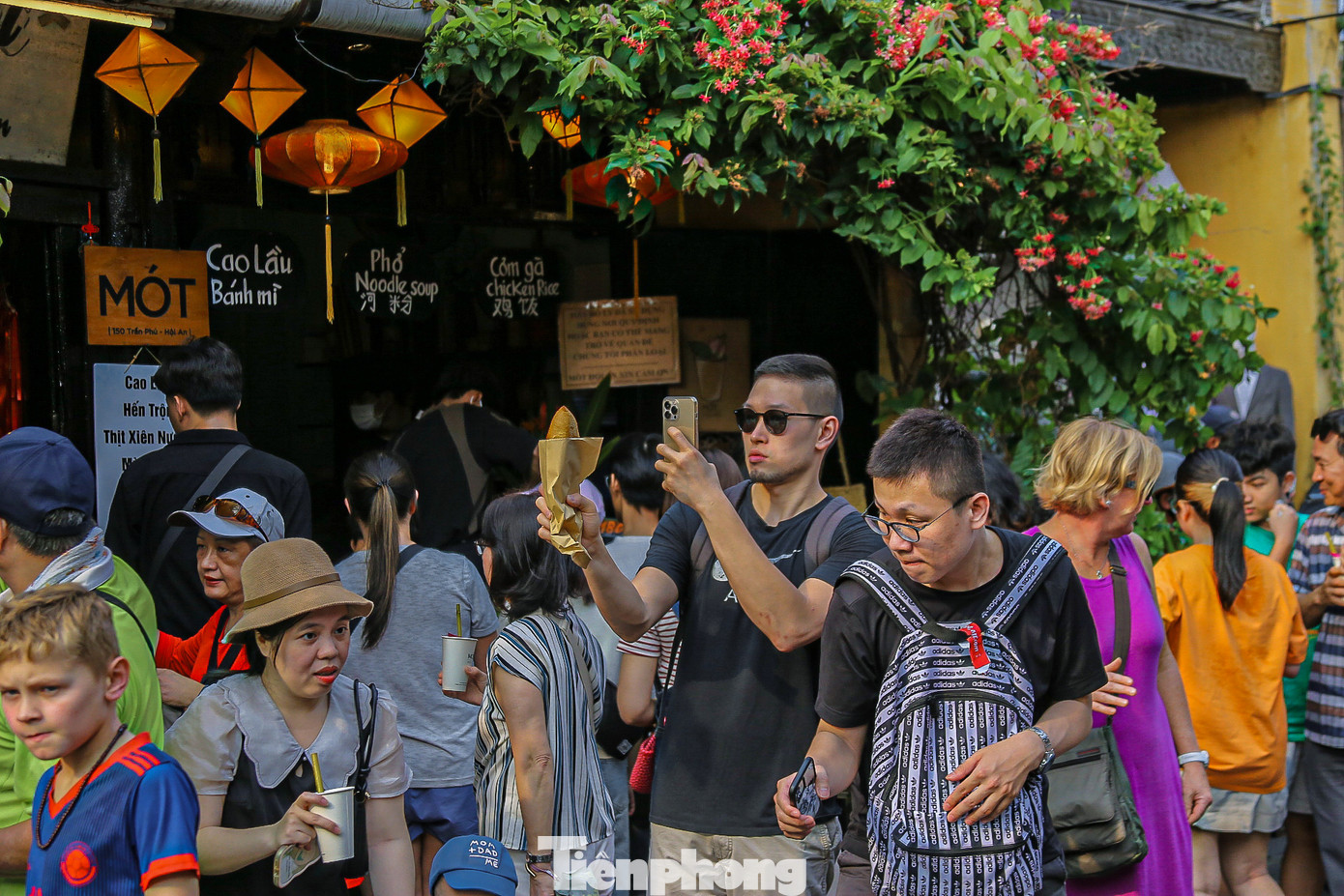 Du khách quá đông khiến nhiều bạn trẻ không thể chọn cho mình những điểm lý tưởng để chụp hình. Du khách quá đông khiến nhiều bạn trẻ không thể chọn cho mình những điểm lý tưởng để chụp hình.