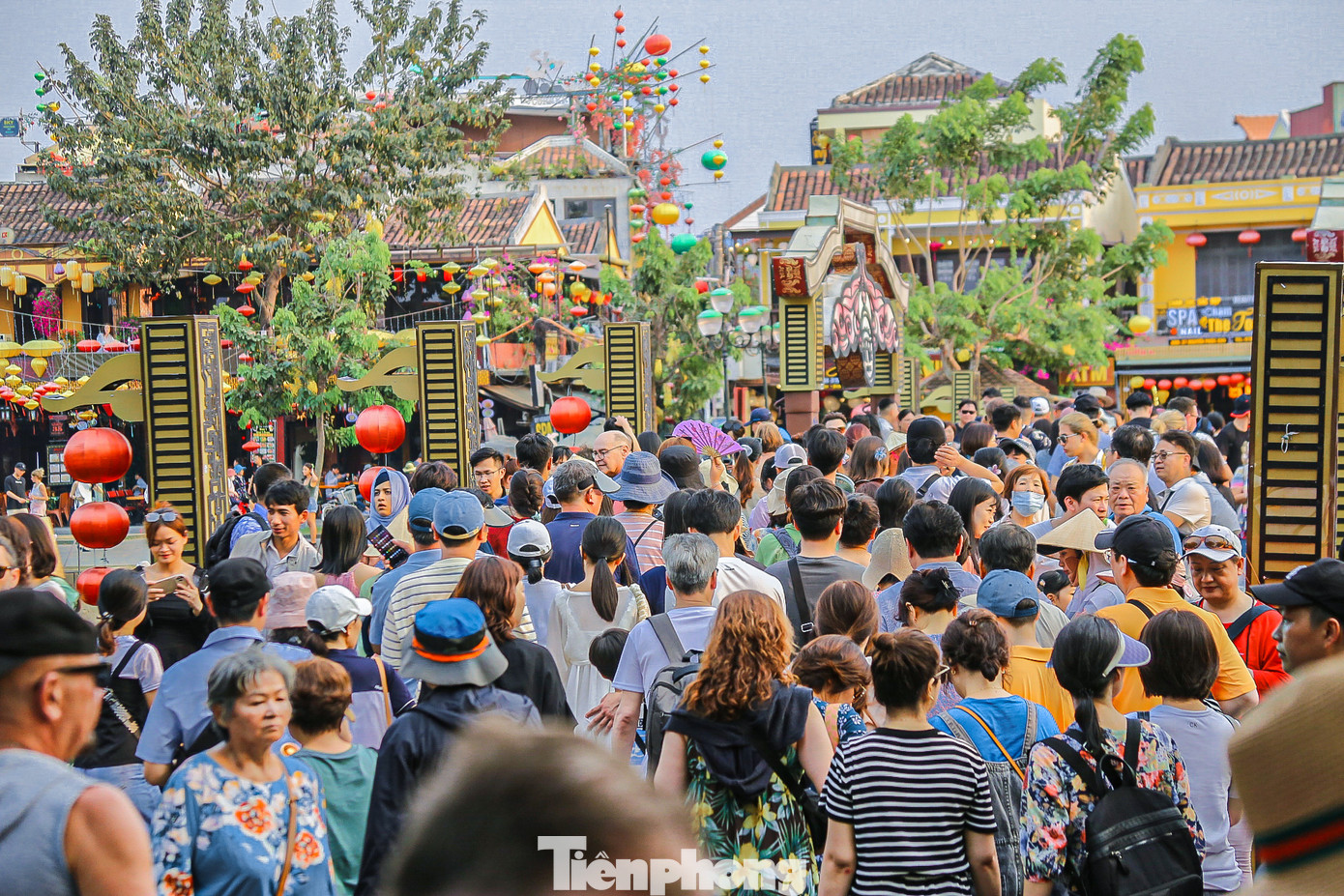 Phố cổ Hội An từ lâu đã trở thành điểm đến quen thuộc của giới trẻ cũng như khách du lịch trên cả nước. Ngày lễ giỗ Tổ Hùng Vương năm nay chỉ nghỉ 1 ngày nên nhiều người đã lựa chọn Hội An là nơi vui chơi, tham quan du lịch. Phố cổ Hội An từ lâu đã trở thành điểm đến quen thuộc của giới trẻ cũng như khách du lịch trên cả nước. Ngày lễ giỗ Tổ Hùng Vương năm nay chỉ nghỉ 1 ngày nên nhiều người đã lựa chọn Hội An là nơi vui chơi, tham quan du lịch.