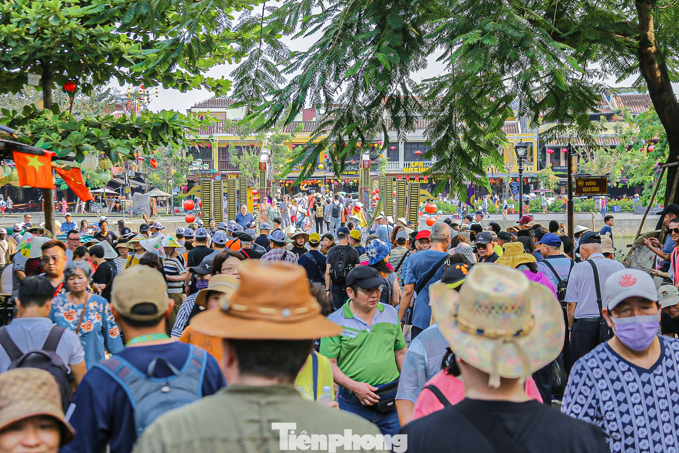 Ghi nhận của phóng viên, trong ngày 18/4 (tức mùng 10/3 âm lịch) hàng nghìn người đổ xô về Hội An để cùng vui chơi, thưởng thức ẩm thực đường phố trong phố cổ. Ghi nhận của phóng viên, trong ngày 18/4 (tức mùng 10/3 âm lịch) hàng nghìn người đổ xô về Hội An để cùng vui chơi, thưởng thức ẩm thực đường phố trong phố cổ.