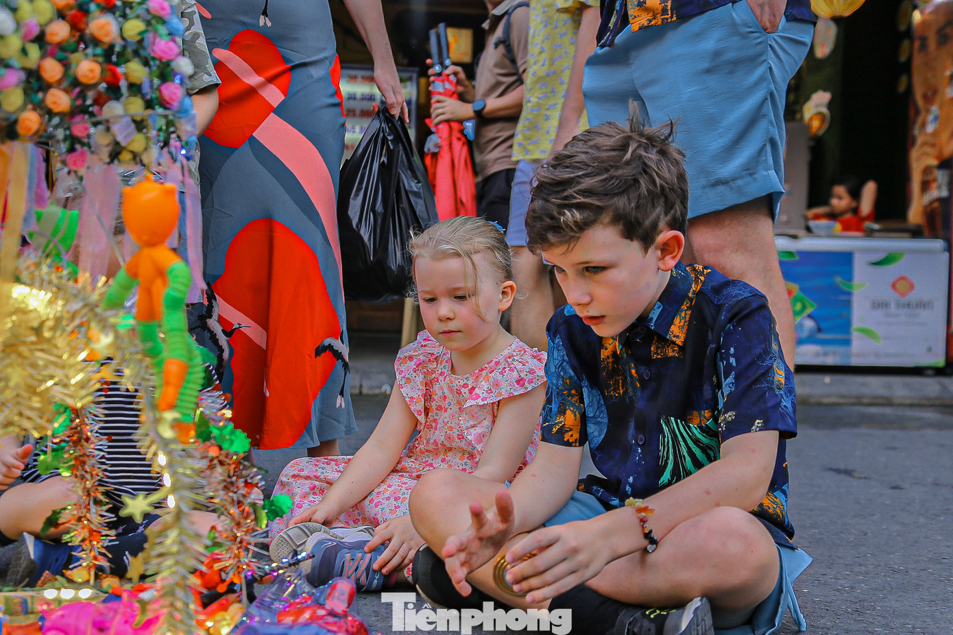 Nhiều em nhỏ hứng thú khi được bố mẹ dẫn đi chơi trong ngày lễ. Nhiều em nhỏ hứng thú khi được bố mẹ dẫn đi chơi trong ngày lễ.