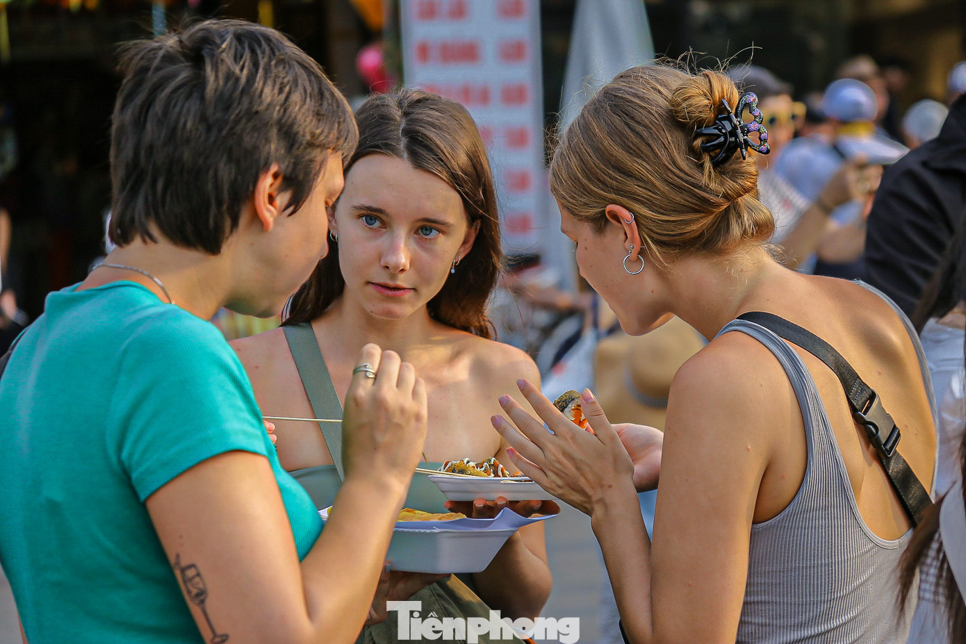 Các khu vực bán đồ ăn, thức uống cũng luôn trong tình trạng đông đúc người. Nhiều du khách nước ngoài thích thú thưởng thức đồ ăn ngay tại chỗ. Các khu vực bán đồ ăn, thức uống cũng luôn trong tình trạng đông đúc người. Nhiều du khách nước ngoài thích thú thưởng thức đồ ăn ngay tại chỗ.