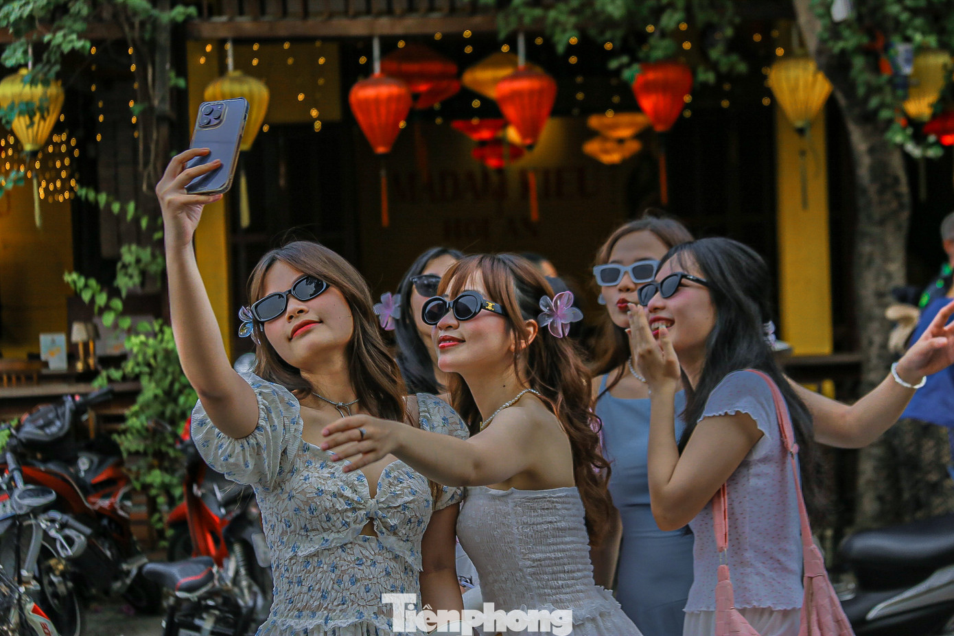 Các bạn trẻ tranh thủ lưu lại những kỉ niệm đẹp khi đến Hội An. Các bạn trẻ tranh thủ lưu lại những kỉ niệm đẹp khi đến Hội An.