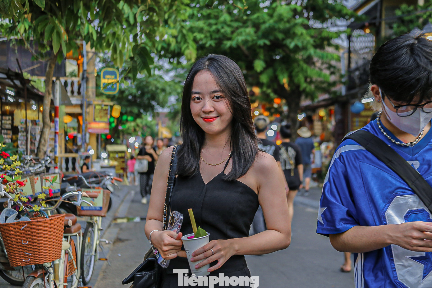 "Lâu rồi chưa có dịp đến với Hội An nên tôi cùng bạn tranh thủ ngày nghỉ đi tham quan, chụp hình. Càng về chiều khung cảnh ở đây rất đẹp và thơ mộng. Cả ngày hôm nay tôi chụp được rất nhiều ảnh đẹp, giờ quay về lại Huế thôi", bạn Nguyễn Hồng Thắm (26 tuổi, đến từ Huế) cho biết. "Lâu rồi chưa có dịp đến với Hội An nên tôi cùng bạn tranh thủ ngày nghỉ đi tham quan, chụp hình. Càng về chiều khung cảnh ở đây rất đẹp và thơ mộng. Cả ngày hôm nay tôi chụp được rất nhiều ảnh đẹp, giờ quay về lại Huế thôi", bạn Nguyễn Hồng Thắm (26 tuổi, đến từ Huế) cho biết.