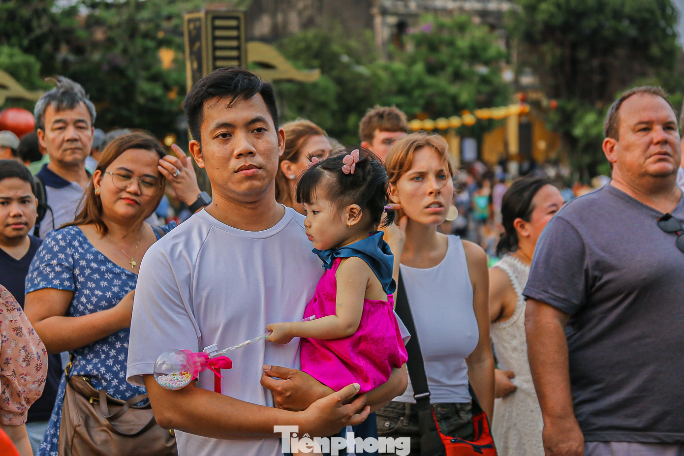 Nhiều em nhỏ hứng thú khi được bố mẹ dẫn đi chơi trong ngày lễ. Nhiều em nhỏ hứng thú khi được bố mẹ dẫn đi chơi trong ngày lễ.