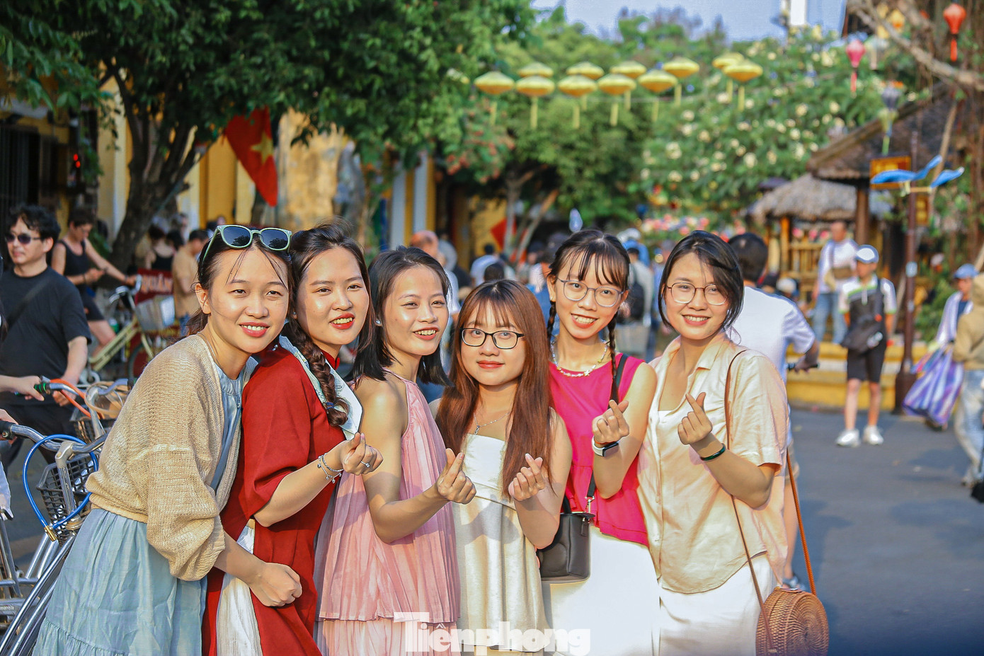 Các bạn trẻ xúng xính check-in trong buổi chiều mát tại Hội An. Các bạn trẻ xúng xính check-in trong buổi chiều mát tại Hội An.