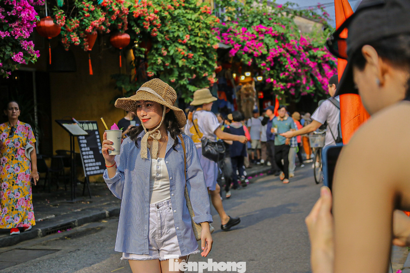 Các bạn trẻ tranh thủ lưu lại những kỉ niệm đẹp khi đến Hội An. Các bạn trẻ tranh thủ lưu lại những kỉ niệm đẹp khi đến Hội An.