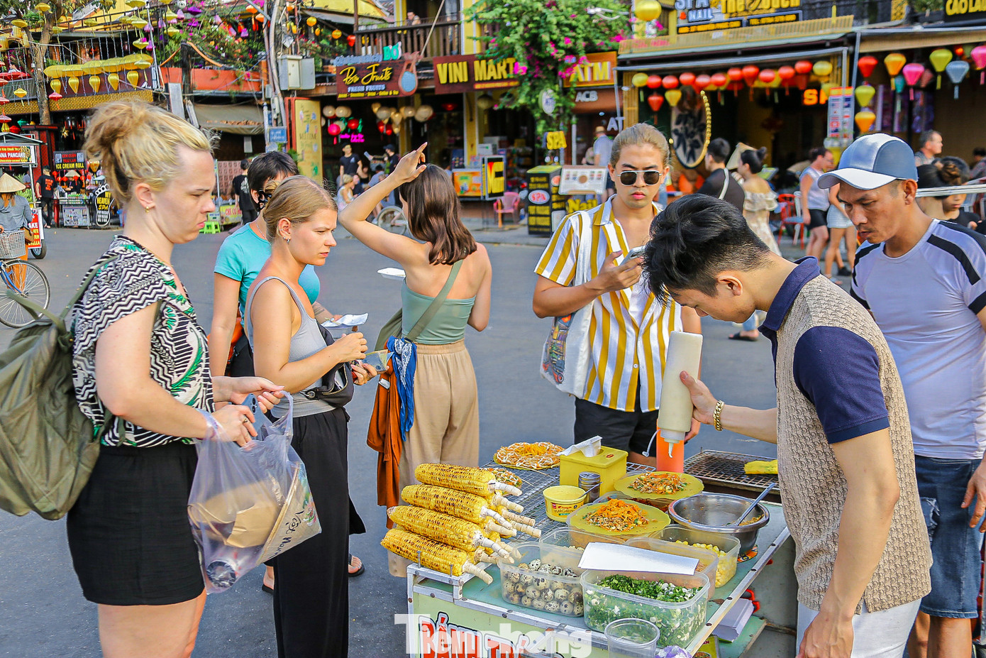 Các khu vực bán đồ ăn, thức uống cũng luôn trong tình trạng đông đúc người. Nhiều du khách nước ngoài thích thú thưởng thức đồ ăn ngay tại chỗ. Các khu vực bán đồ ăn, thức uống cũng luôn trong tình trạng đông đúc người. Nhiều du khách nước ngoài thích thú thưởng thức đồ ăn ngay tại chỗ.