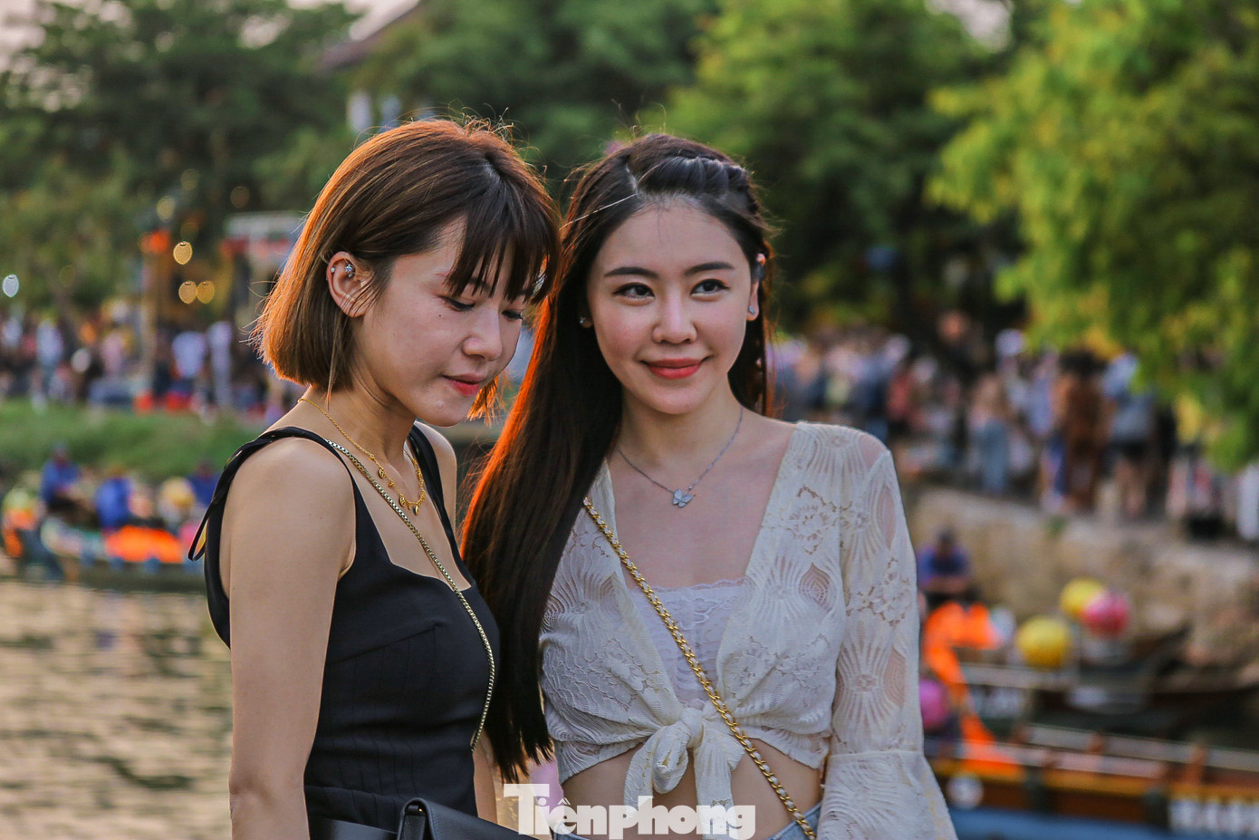 Các bạn trẻ tranh thủ lưu lại những kỉ niệm đẹp khi đến Hội An. Các bạn trẻ tranh thủ lưu lại những kỉ niệm đẹp khi đến Hội An.