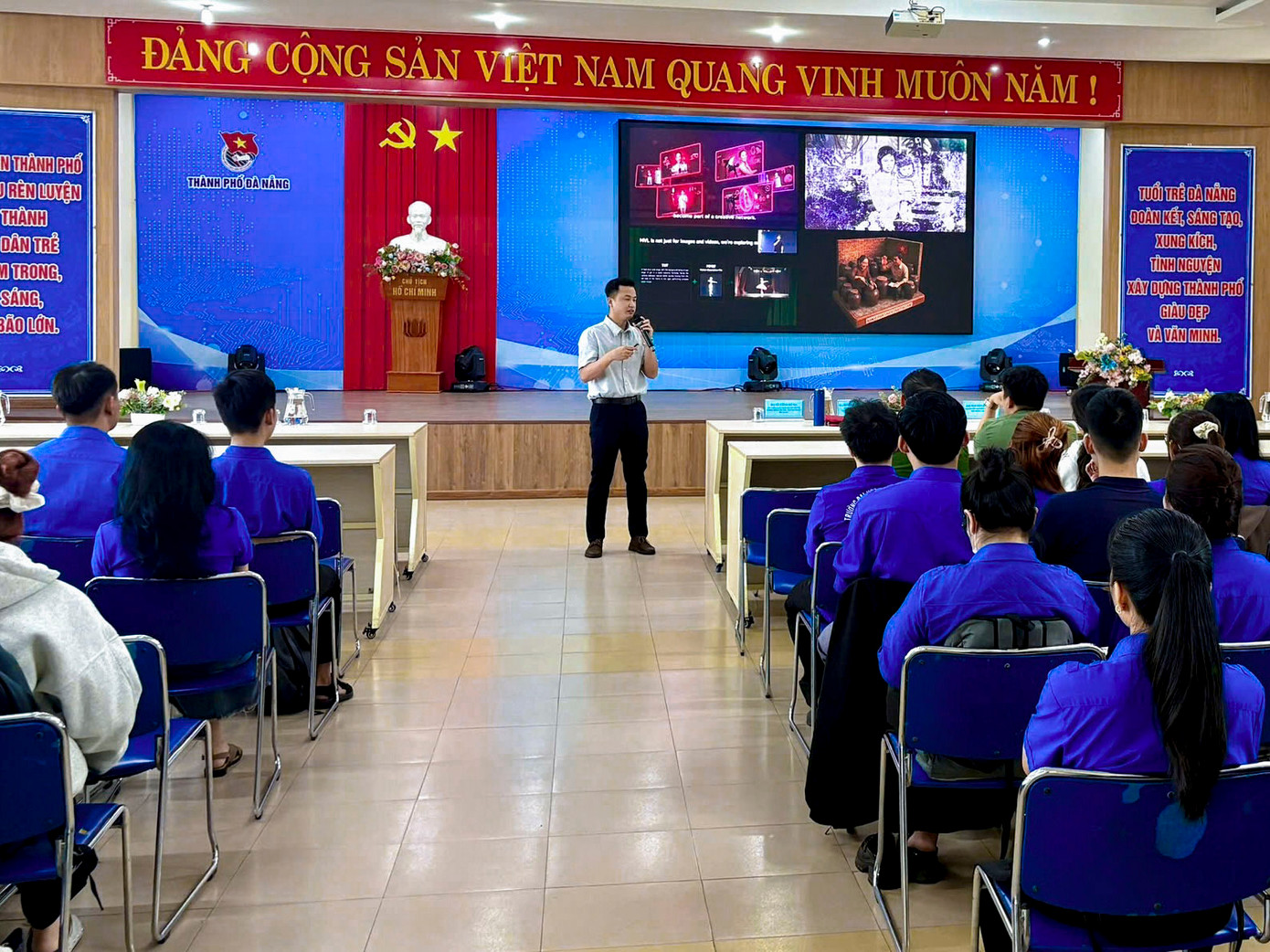 Báo cáo viên trình bày các chuyên đề tại buổi tập huấn. Báo cáo viên trình bày các chuyên đề tại buổi tập huấn.