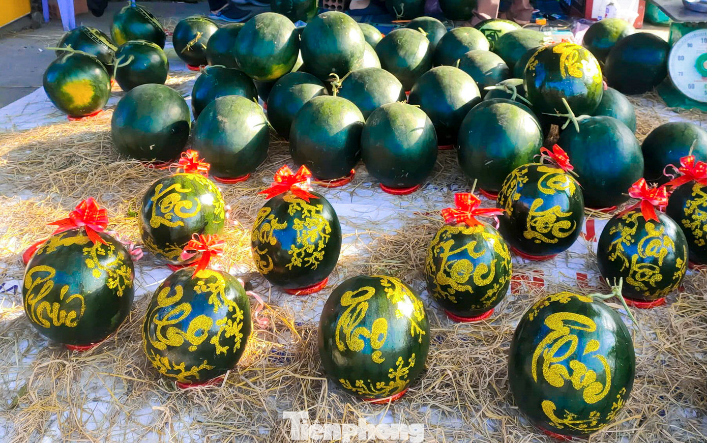 Những năm gần đây, thay vì những trái dưa trơn truyền thống, nhiều gia đình ưa chuộng các mẫu dưa được khắc chữ, hình ảnh nghệ thuật mang ý nghĩa phong thủy như “Phúc – Lộc – Thọ”, “Tài – Lộc” hay hình linh vật của năm mới.