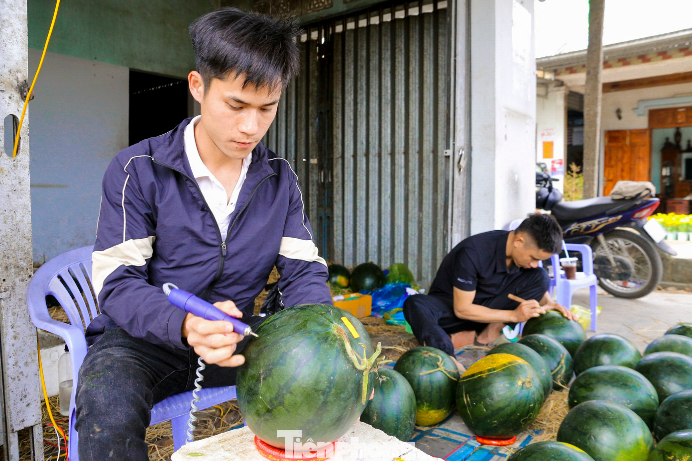 "Những ngày này tôi làm từ sáng sớm đến tối muộn, phải thuê thêm người làm mới kịp để giao hàng cho khách. Mỗi ngày tôi có thể kiếm vài triệu đồng từ việc khắc chữ lên dưa", anh Quý cho hay.