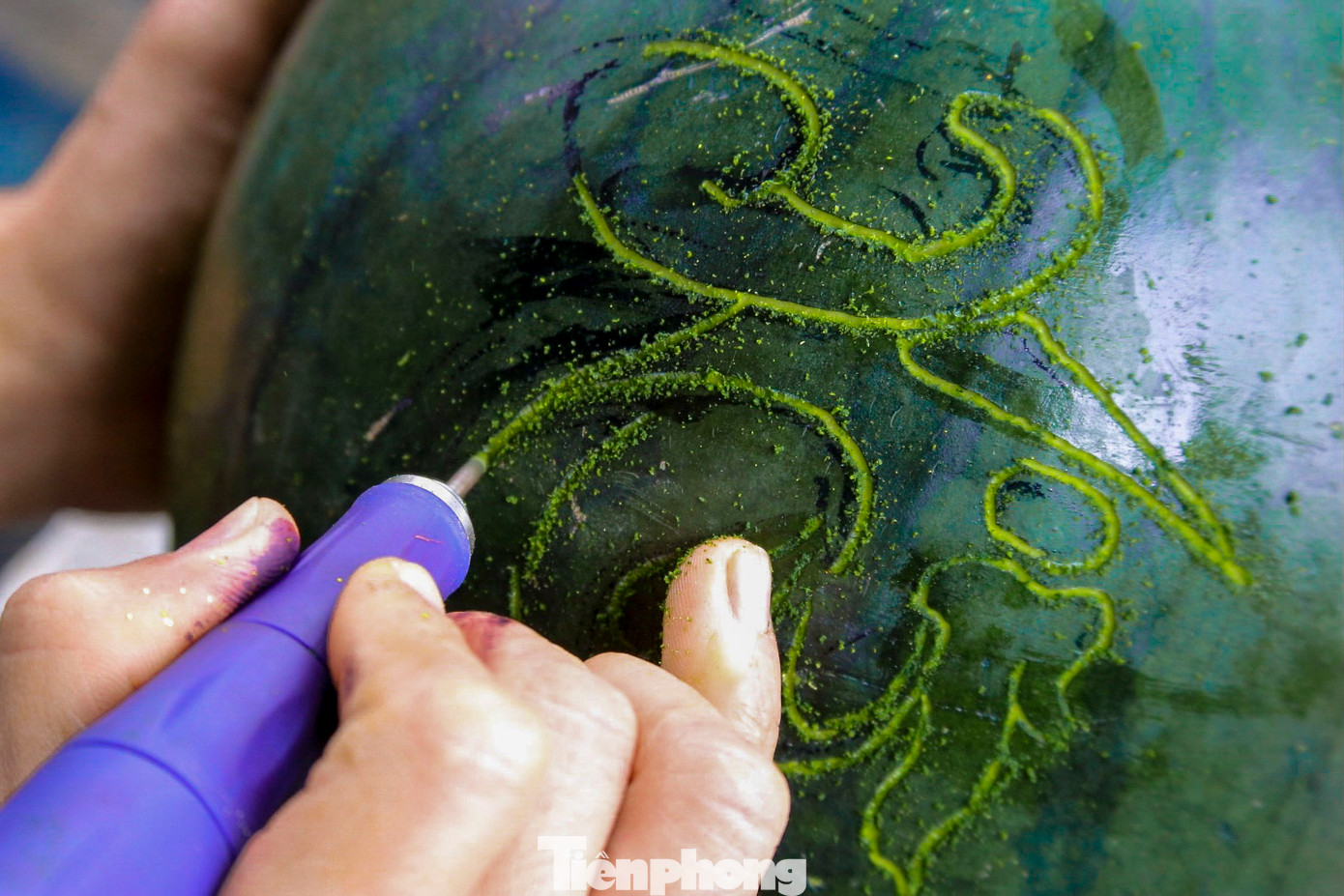 Định hình chữ trên quả dưa là công đoạn khó nhất, người thực hiện cần tỉ mỉ, cẩn thận.